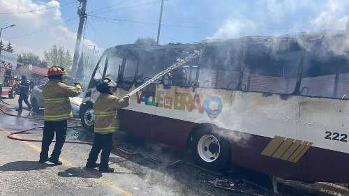 Video: Bomberos de Metepec sofocan fuego de camión incendiado
